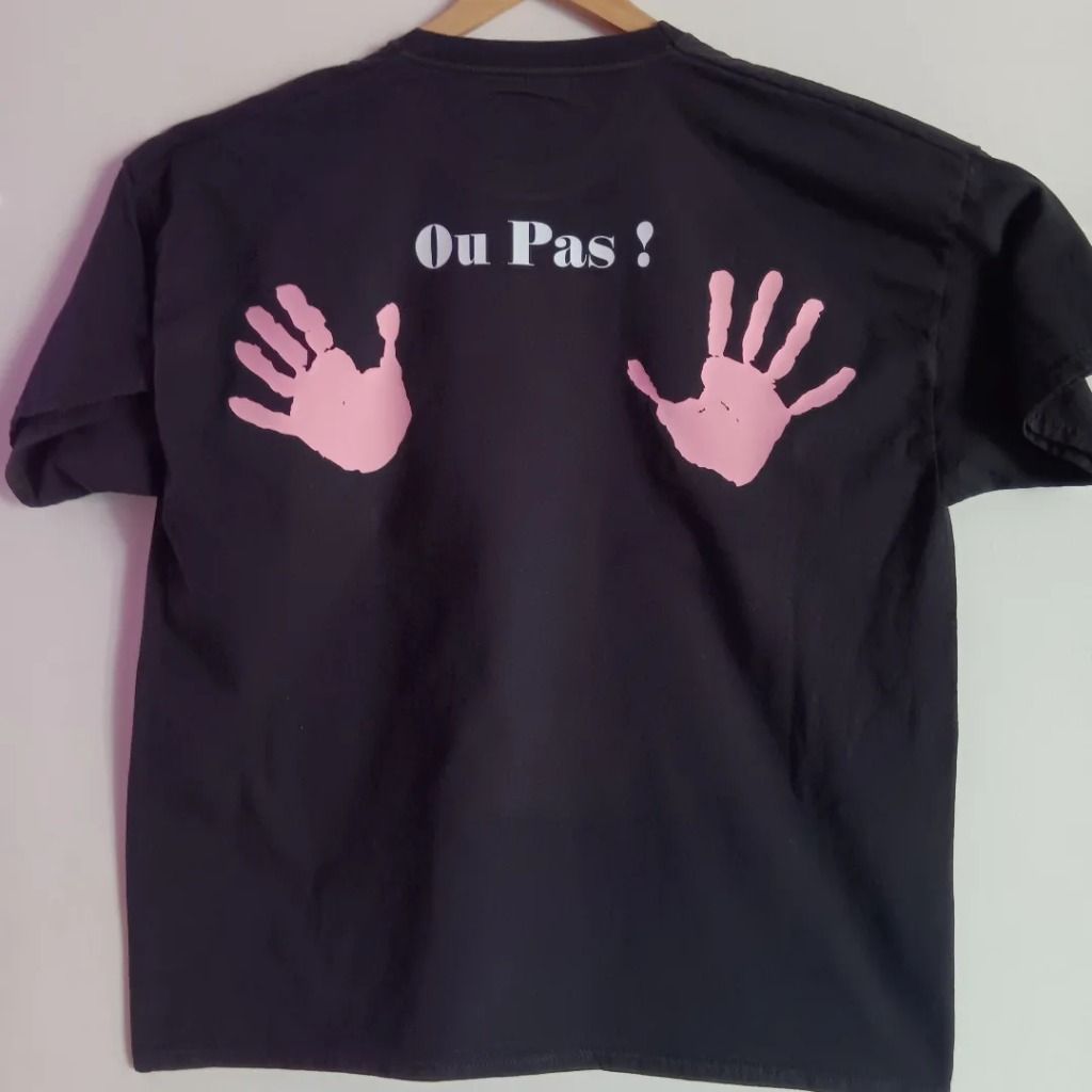 Dos du t-shirt floqué pour la fête des pères.
Flocage fait à partir des empreintes de mains de sa fille.